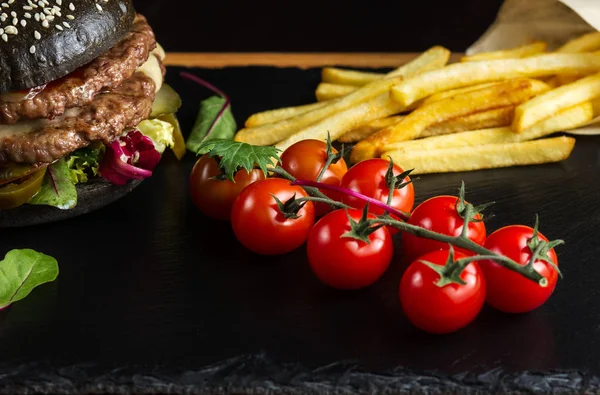 Siyah Çift Kişilik hamburger jalapeno biber, peynir ve sebze-2 ile sığır eti yapılır