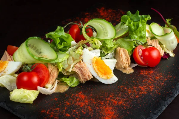 Tavuk yumurta ve domates salatası. — Stok fotoğraf