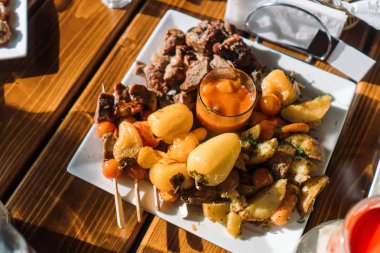 Sebze, et ve şiş kebap fırında patates.