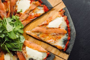 Pizza Mozzarella, somon dilim ve sebze ile.