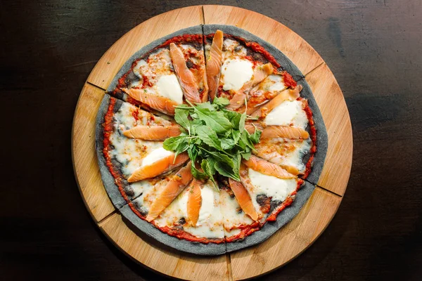 Pizza med Mozzarella, lax Slice och grönsaker. — Stockfoto