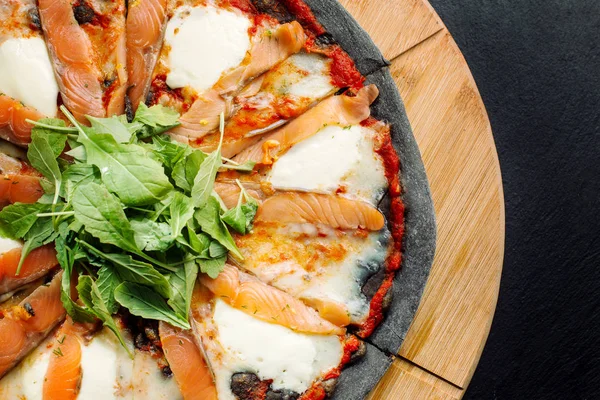 Pizza med Mozzarella, lax Slice och grönsaker. — Stockfoto