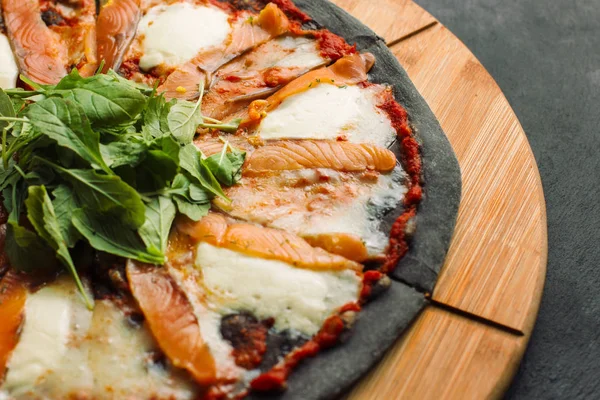 Pizza à la mozzarella, tranches de saumon et légumes . — Photo