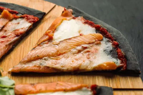 Pizza s mozzarellou, plátek lososa a zelenina. — Stock fotografie