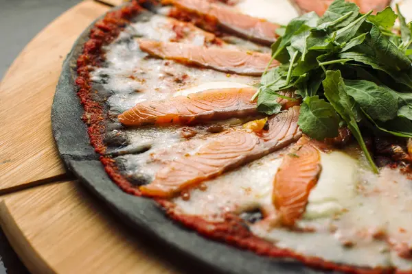 Pizza med Mozzarella, lax Slice och grönsaker. — Stockfoto