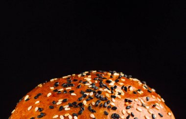 Bun dan beyaz ve siyah susam ile bir hamburger. Yazıt için bir yer.