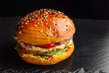 Hamburger siyah arduvaz tahtası.