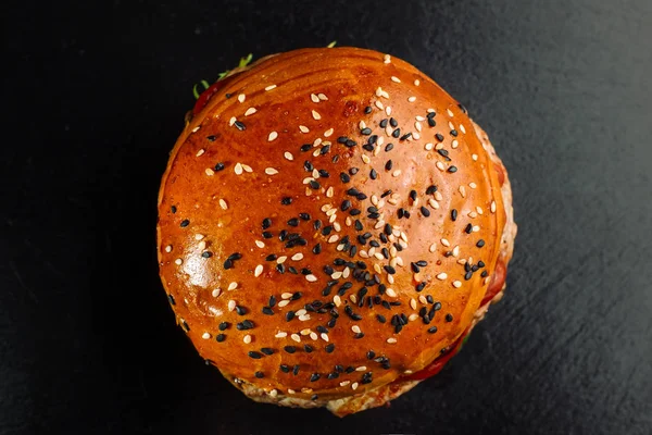 Hamburger, beyaz ve siyah susam ile.