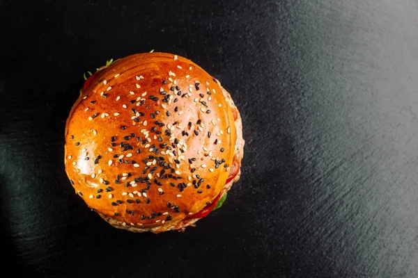 Hamburger, beyaz ve siyah susam ile. Yazıt için bir yer.