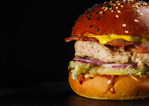 Primer plano de deliciosa hamburguesa casera fresca con lechuga, queso, cebolla y tomate . — Foto de Stock