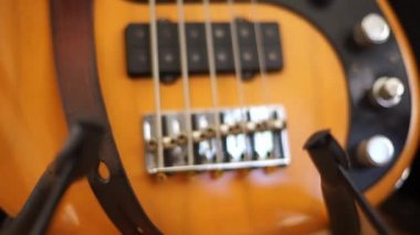 Gitar dize stand yakın-up-2.