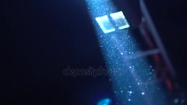 Funkelnde Staubpartikel im Scheinwerferlicht. — Stockvideo