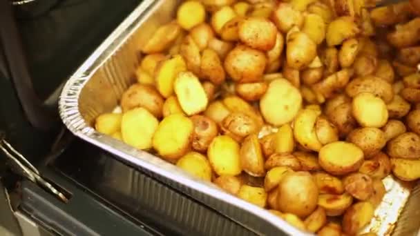 Batatas novas assadas com ervas . — Vídeo de Stock
