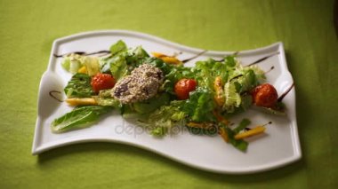 Susam, karaciğerde tavuk pirzola kabak salataya ortaya konulan.