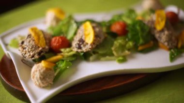 Susam, karaciğerde tavuk pirzola yalan üzerinde kabak salatası.