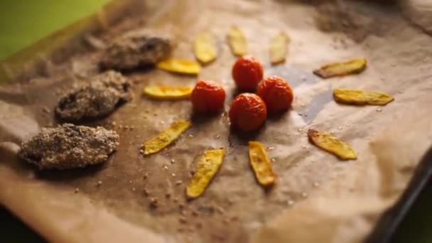 Display chicken liver sprinkled with sesame seeds on a baking sheet. — Stock Video