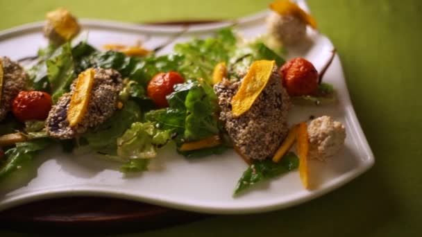 Котлеты из куриной печени в кунжуте, лежат на салате из тыквы . — стоковое видео