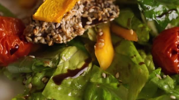 Котлети з курячої печінки в кунжуті, лежать на гарбузовому салаті . — стокове відео