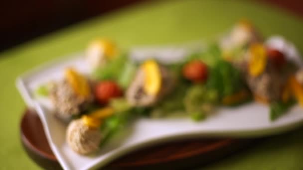 Котлеты из куриной печени в кунжуте, лежат на салате из тыквы . — стоковое видео
