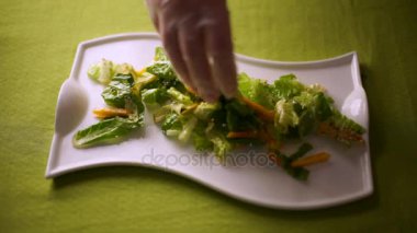 Kabak salata tabağına dökülür.