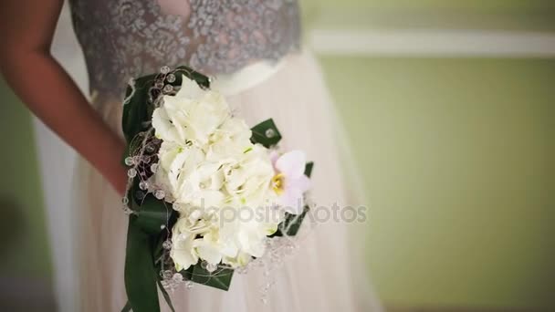 花束在 bride-2 的手中 — 图库视频影像