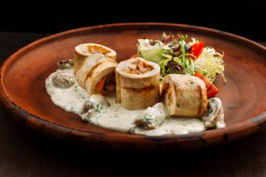 Mantarlı tavuk rulo.