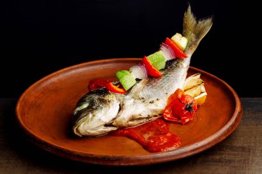 Izgarada kızartılmış Dorado.