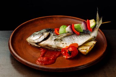 Izgarada kızartılmış Dorado.