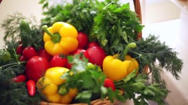 Masanın üzerine taze sebze.