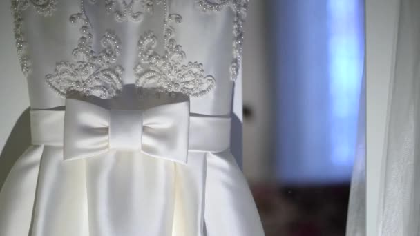 Деталь на весільній сукні . — стокове відео