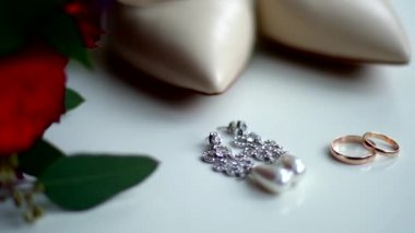 İnci ve beyaz zemin üzerine altın takı.