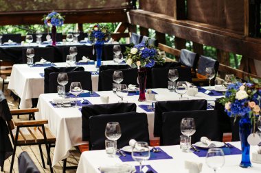 Düğün masada çiçek aranjmanı. Taze Gül ve mavi çiçekler-2 çiçek kompozisyonlar