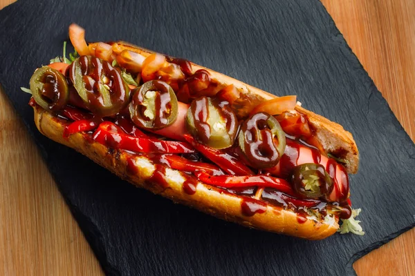 Blízko hot dogu. Rychlé občerstvení. — Stock fotografie