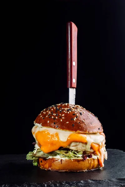 Primer plano de deliciosa hamburguesa casera fresca con lechuga, queso, cebolla y tomate. Hojas de lechuga-2 — Foto de Stock