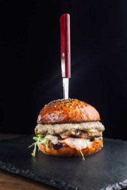 Mantar ile lezzetli taze ev yapımı hamburger Close-Up.