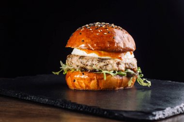 Salata ve peynir ile lezzetli taze ev yapımı hamburger Close-Up.