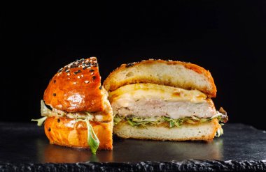 Salata ve peynir ile lezzetli taze ev yapımı hamburger Close-Up.