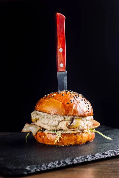 Primer plano de deliciosa hamburguesa casera fresca con setas . — Foto de Stock