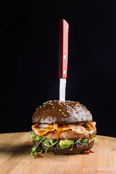 Primer plano de deliciosa hamburguesa casera fresca con aguacate y tocino . — Foto de Stock