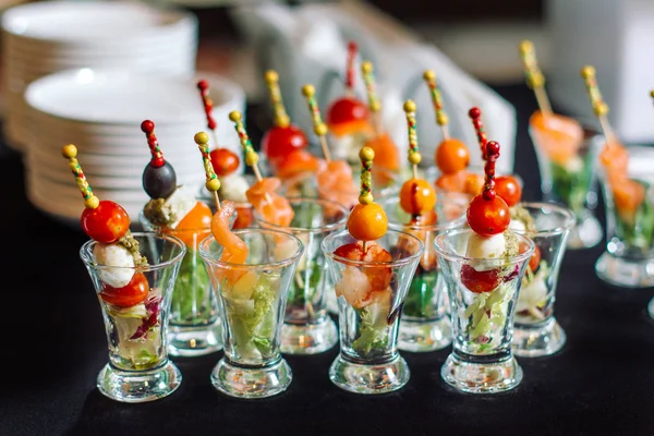 Canapé met garnalen en zalm. — Stockfoto