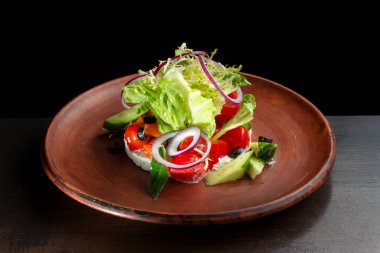 Kil plaka taze Sezar salatası.