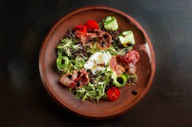 Pastırma kil plaka ile taze salata.