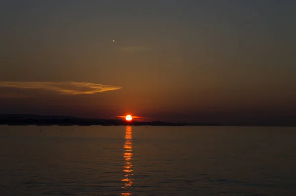 Puesta de sol en verano en el mar adriático , — Foto de Stock