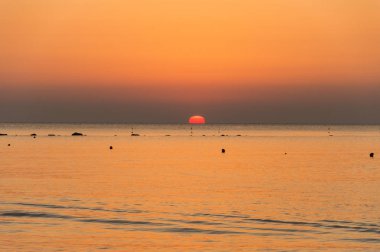 Denizde yarım gündoğumu