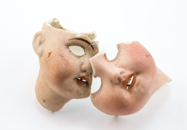 Beyaz arka plan üzerinde kırık bebek parçaları