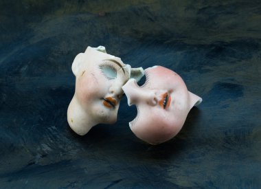 Bebek yüz parçalar grunge gri izole kırık ve siyah arka plan