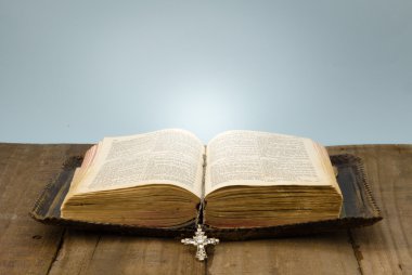 Kristal ile kaba ahşap masa üzerinde Holy Bible Eski deri kaplı