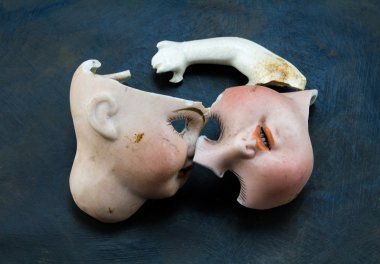 Gri grunge arka plan üzerinde kırık bebek parçaları