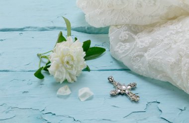 Krem gül, krem dantel elbise ve kristal kaba boyalı mavi ahşap masa üzerinde çapraz