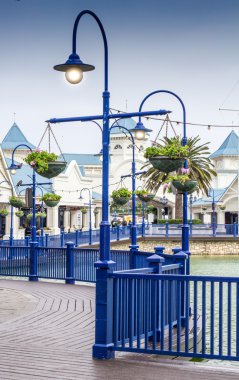 Geçit üzerinde sokak lambası